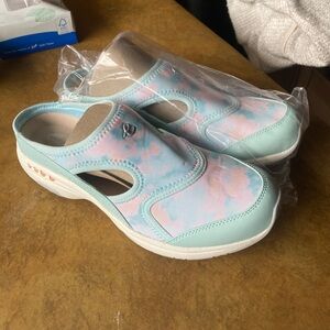 NEW Never worn Easy Spirit slip on tennis shoes